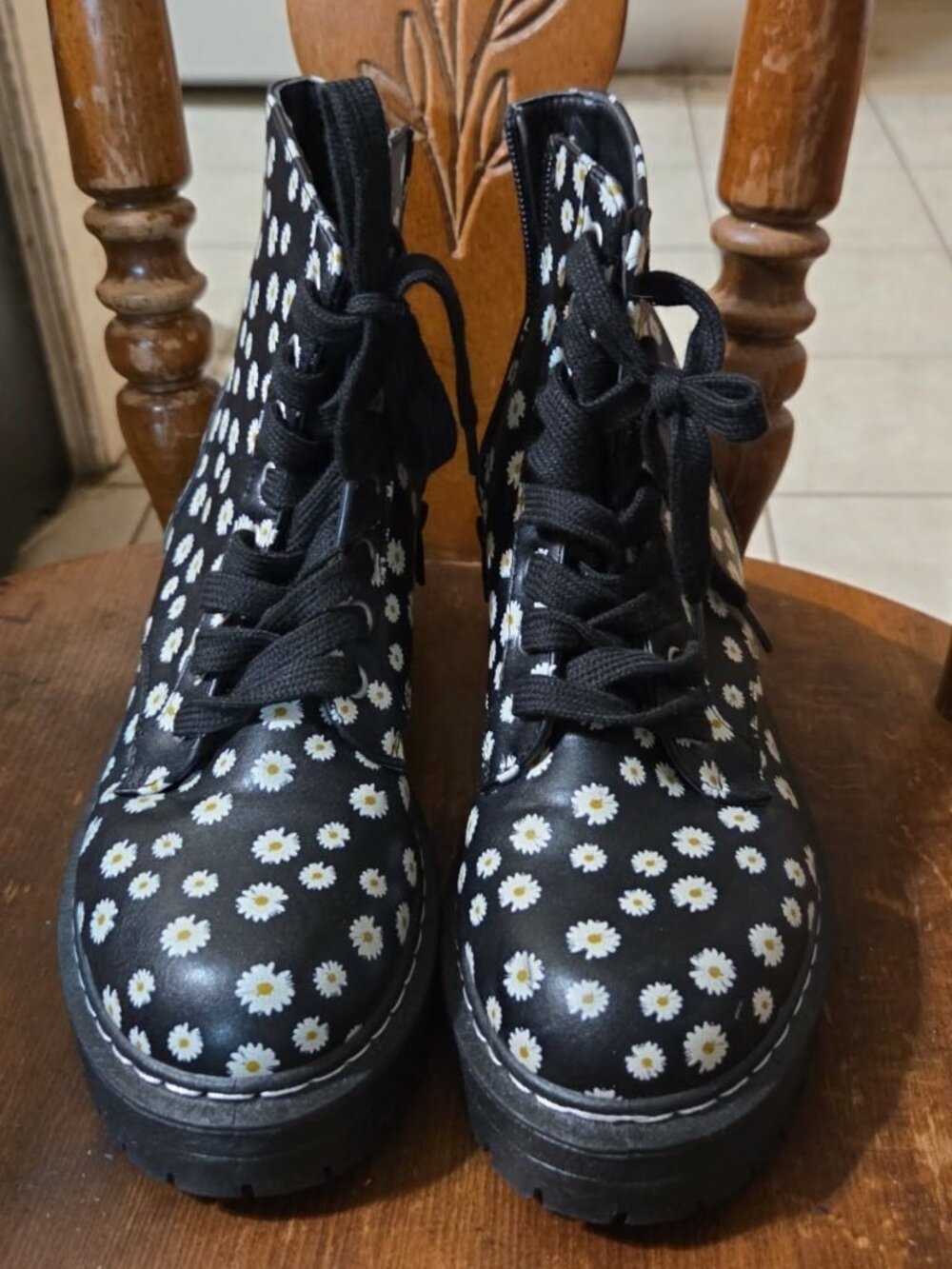 Sugar Kaendy Diasy Flower Combat Boots 7M